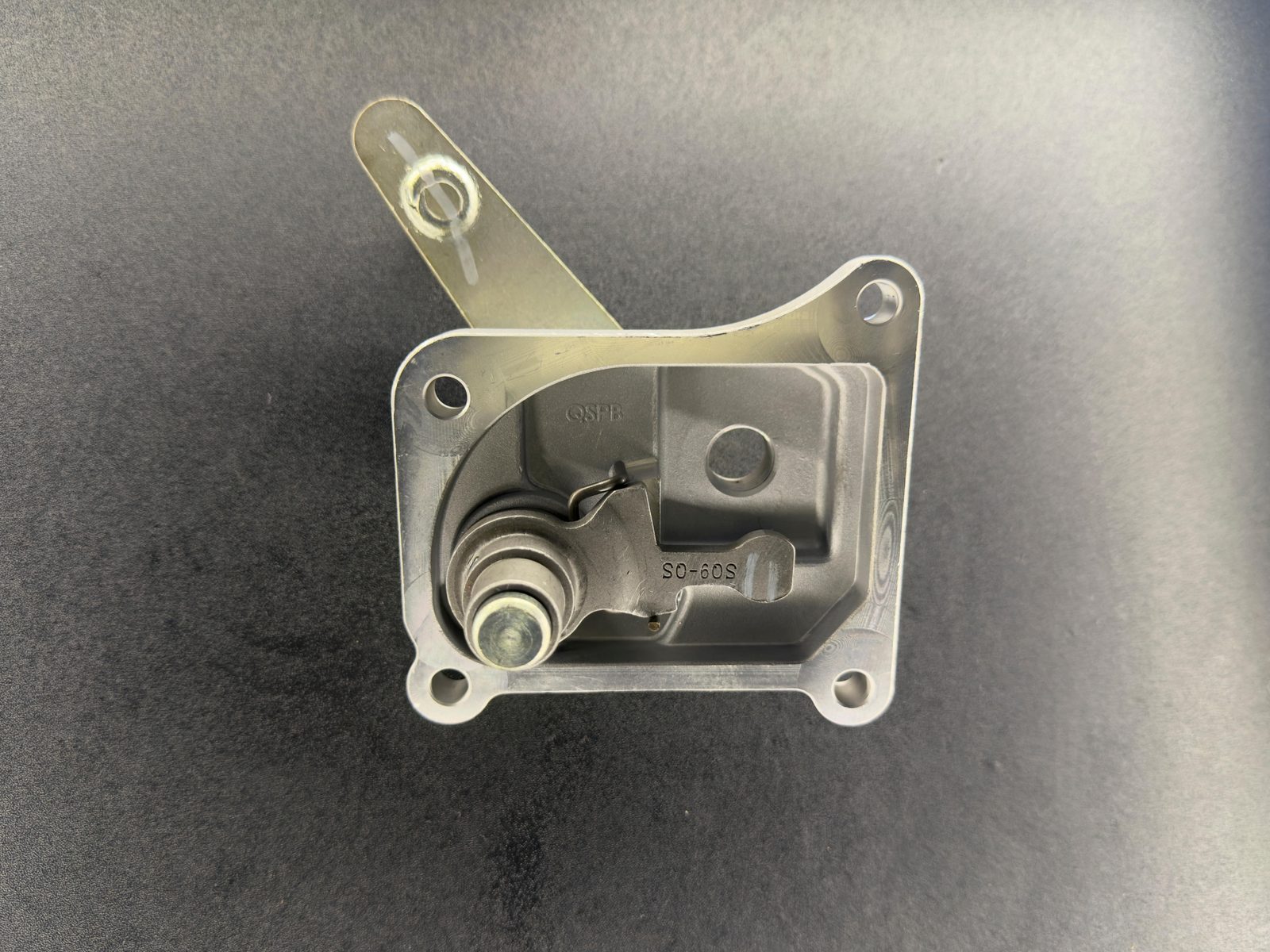 Dongfeng Sokon V27 Gearshift / housing small component MR513B01-0212 real stock photo